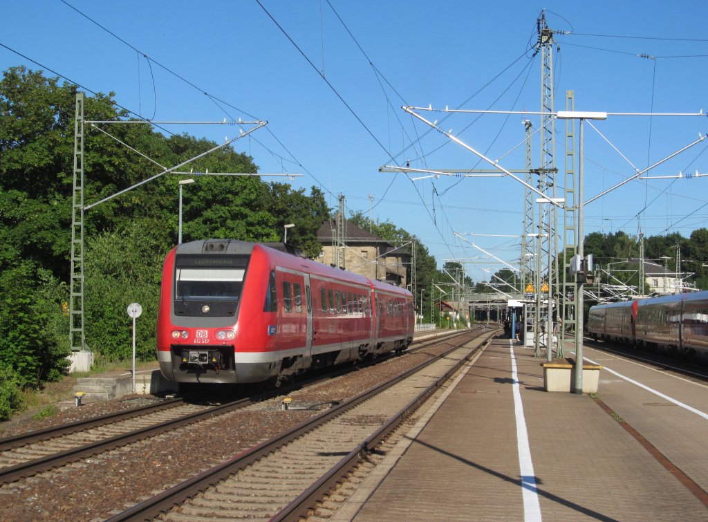 612 057 verlsst am 01. August 2013 als RE von Jena nach Lichtenfels den Bahnhof Hochstadt-Marktzeuln.