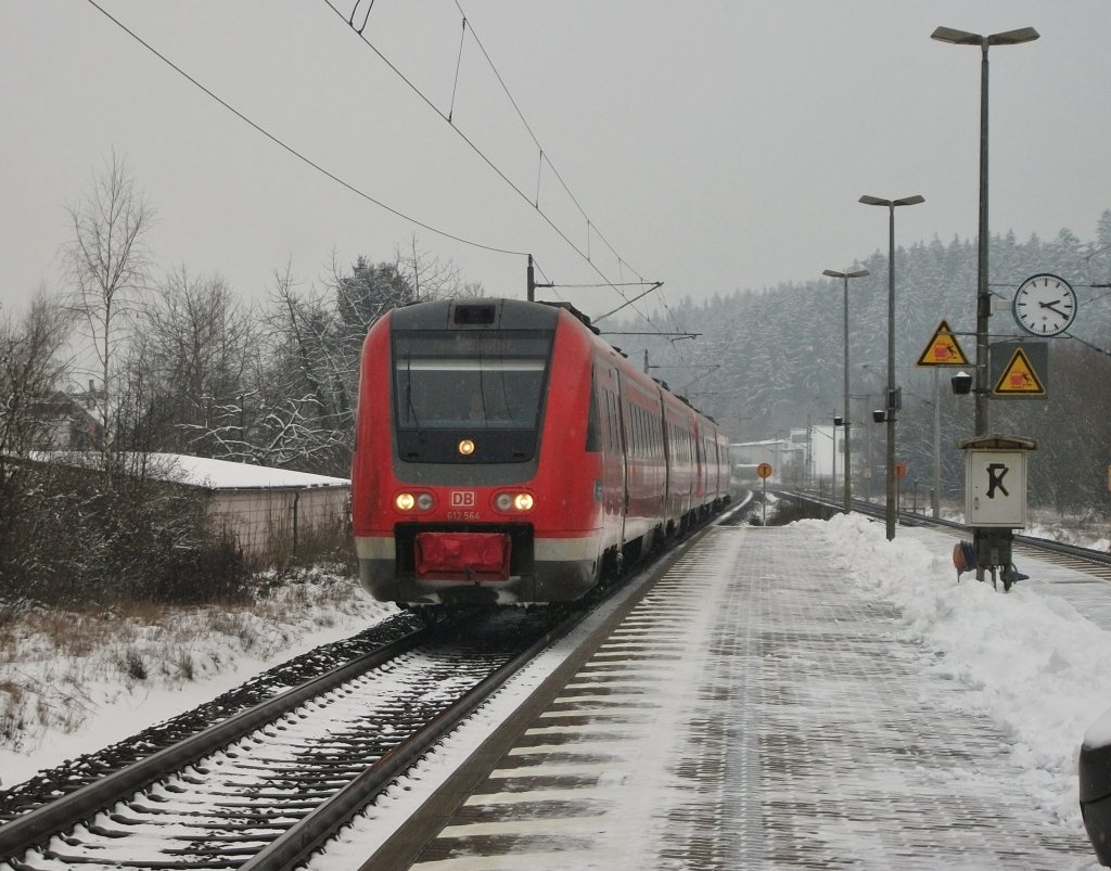 612 564 fhrt am 28.Januar 2012 als RE 4988 nach Jena Saalbahnhof in Stockheim(Oberfr) ein.