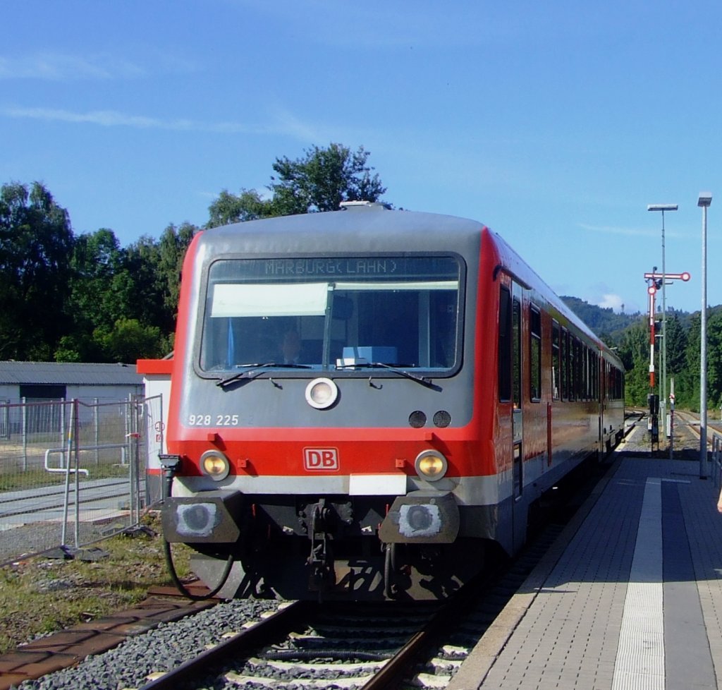 628 225 (VT 628.2) der Kurhessenbahn als RB 43 Erndtebrck - Marburg (Lahn) am 30.08.2009 im Bahnhof Bad Laasphe.