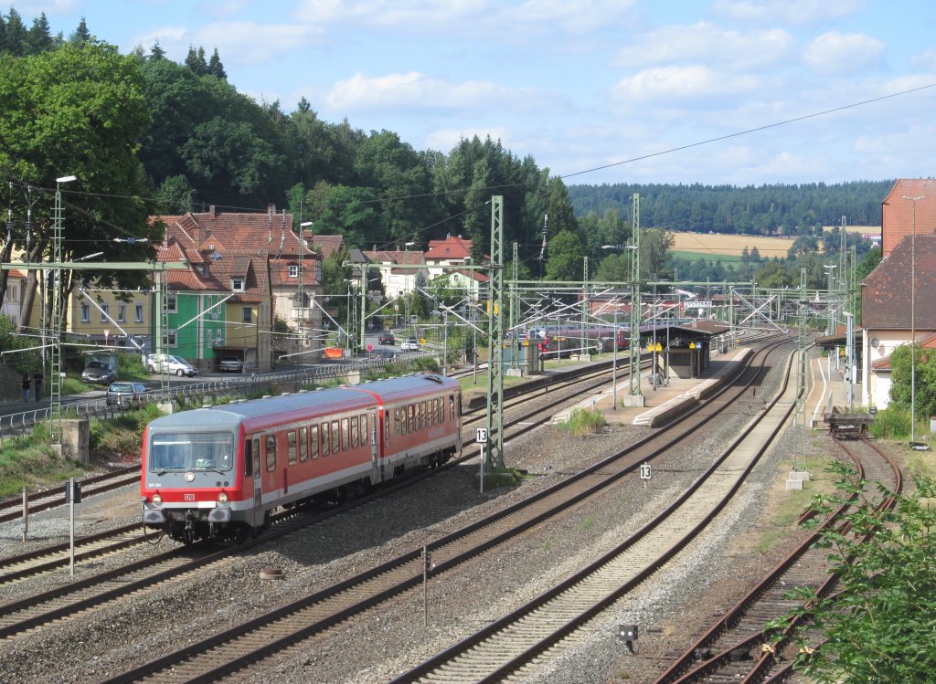 628 264 der Westfrankenbahn verlsst am 11. August 2013 als Sonderzug nach hringen den Bahnhof Kronach.