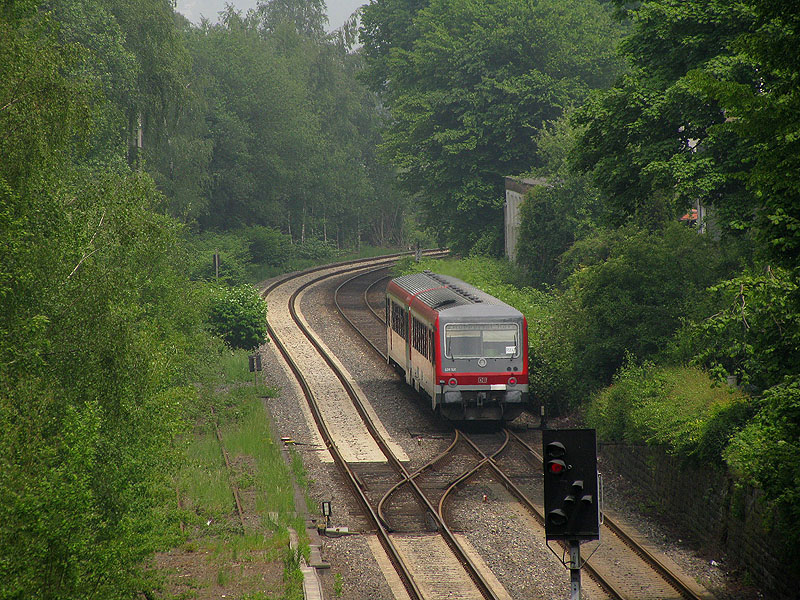 628-531 als ein Zug der Linie RB47 hat gerade den Bahnhof Solingen Mitte verlassen (1.06.2010).