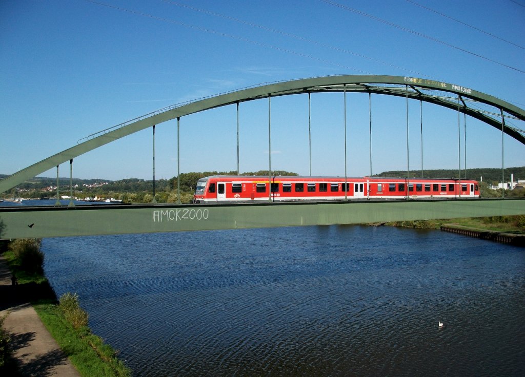 628 594 hatte am 3 Oktober 2010 Dienst auf der Niedtalbahn,KBS 687. Auch an Sonn- und Feiertagen wird die Strecke Dillingen/Saar - Niedaltdorf im Stundentakt bedient.
Der Triebwagen berquert hier bei der Schleuse Rehlingen die Saar mit Fahrtziel Niedaltdorf.