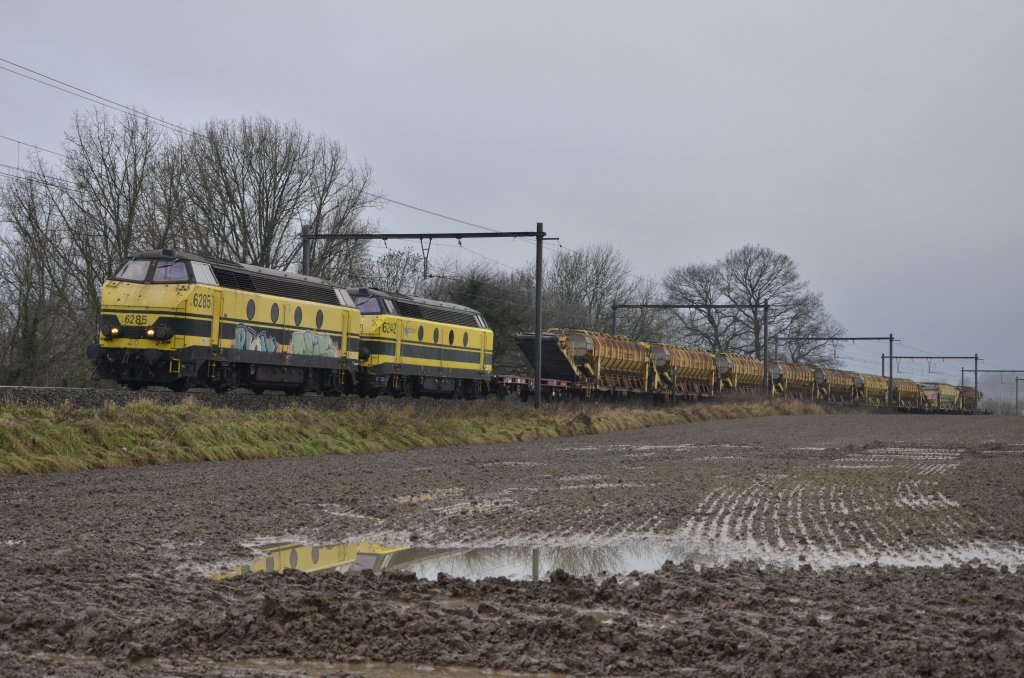 6285+6242 legen sich mit ihrem Schotterzug nach Schaerbeek bei Enghien in die Kurve. Aufgenommen am 21.12.2012