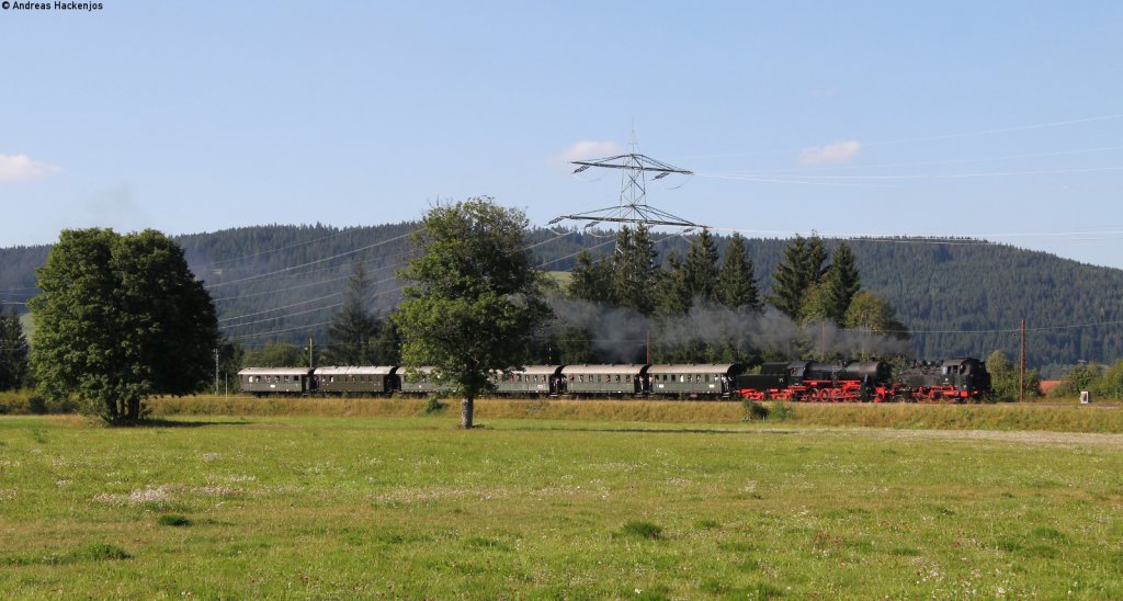 64 419 und 52 7596 mit dem DPE 20390 (Titisee-Seebrugg) bei Titisee 11.8.12