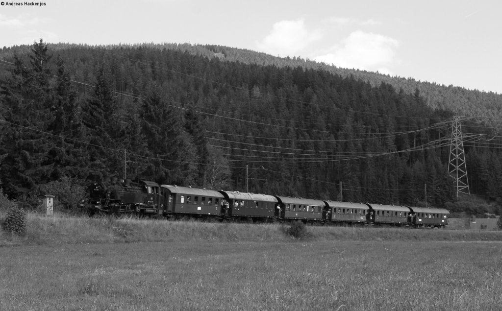 64 419 mit dem DPE 20389 (Seebrugg-Titisee) bei Titisee 11.8.12