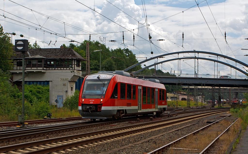 640 006 (LINT 27) der 3-Lnder-Bahn als RB 93 (Rothaarbahn) nach Bad Berleburg  am 10.07.2012 hier kurz vor der Einfahrt in den Bahnhof Kreutztal. Im Hintergrund das Reiterstellwerk Kreuztal Fahrdienstleiter (Kf).