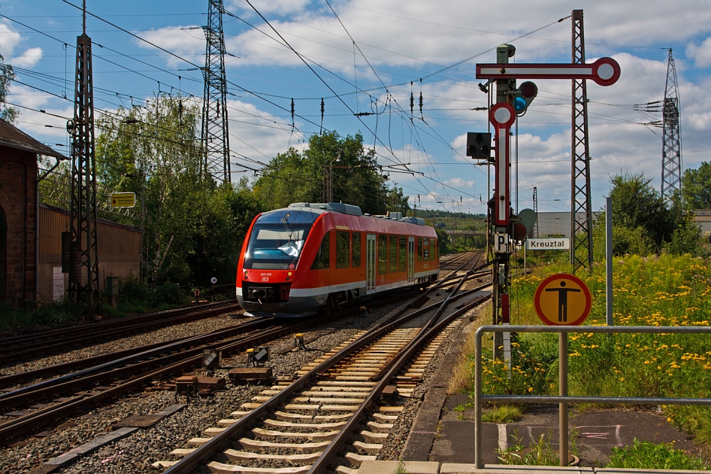 640 009 (LINT 27) der 3-Lnder-Bahn als RB 93 (Rothaarbahn) kommt am 11.08.2012 von Bad Berleburg, hier beim Bahnhof Kreuztal wechselt er von der KBS 443 (Rothaarbahn) auf die KBS 440 (Ruhr-Sieg-Strecke).