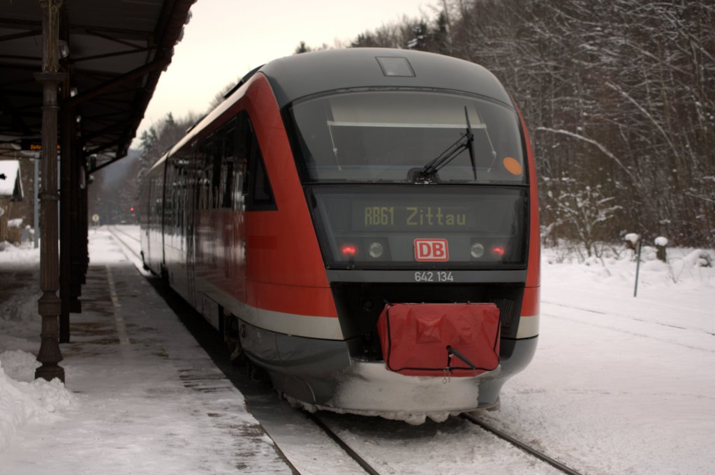 642 134  als RB 61 nach Zitta bei kurzem halt im winterlichen Neukirch (Lausitz) West gegen 12:32 Uhr  am 09.12.2012 abgelichtet.Ein Fahrgast stieg ein.