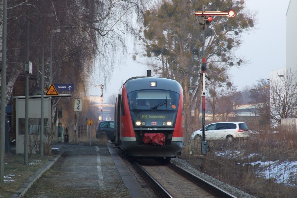 642 193 der Elbe-Saale-Bahn als RB 36926 nach Aschersleben steht in Dessau-Alten zur Abfahrt bereit. (KBS 334)
Im Hintergrund sieht man das Anhaltische Theater zu Dessau.
Dessau, der 10.3.2010