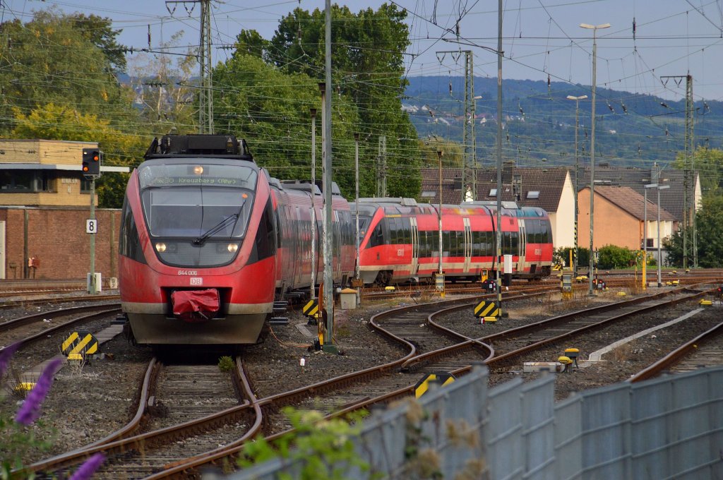 644 006 mit einem weiteren unbekannten 644 und 643 an die Steckdose gelegt.....sie stehen in Remagen um bei Bedarf Dienst auf der Ahrtalbahn zu machen.....Sonntag 23.9.2012