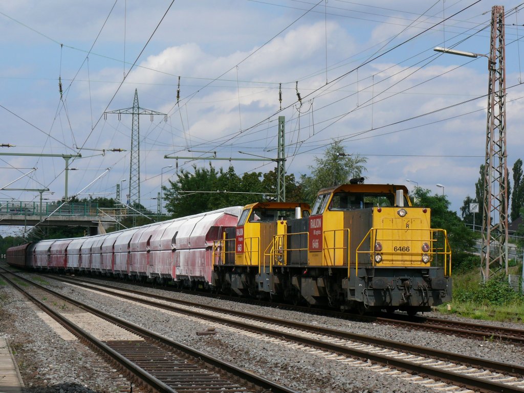 6466 und 6463 der Railion biegen hier mit ihrem Kalkzug auf ein Nebengleis und werden einige Gterzge passieren lassen, bevor sie die Fahrt fortsetzen knnen. Aufgenommen am 21/08/2010 in Lintorf.