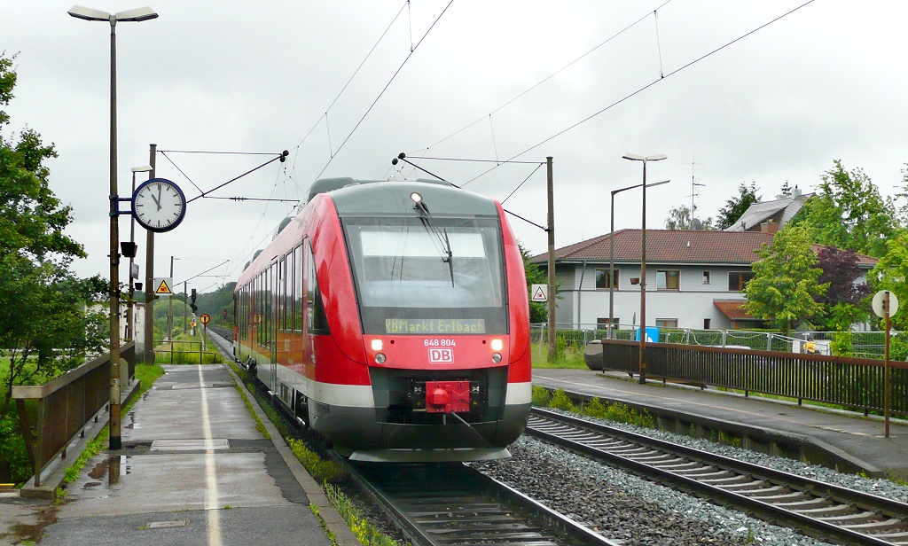 648 804 fhrt am 9.6.09 als RB nach Markt Erlbach in Frth-Unterfrberg ein. Seit Dezember 2008 gehrt die Bahnlinie zum  Dieselnetz Nrnberg , dabei ersetzte die Baureihe 648 die 614er. 