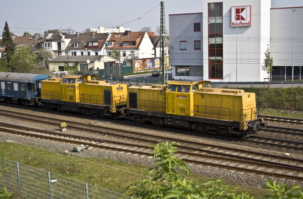 710-955-5 und 710-967-1 durchfahren am 21.04.2011 den Sebaldsbrcker Bahnhof in Richtung Osten