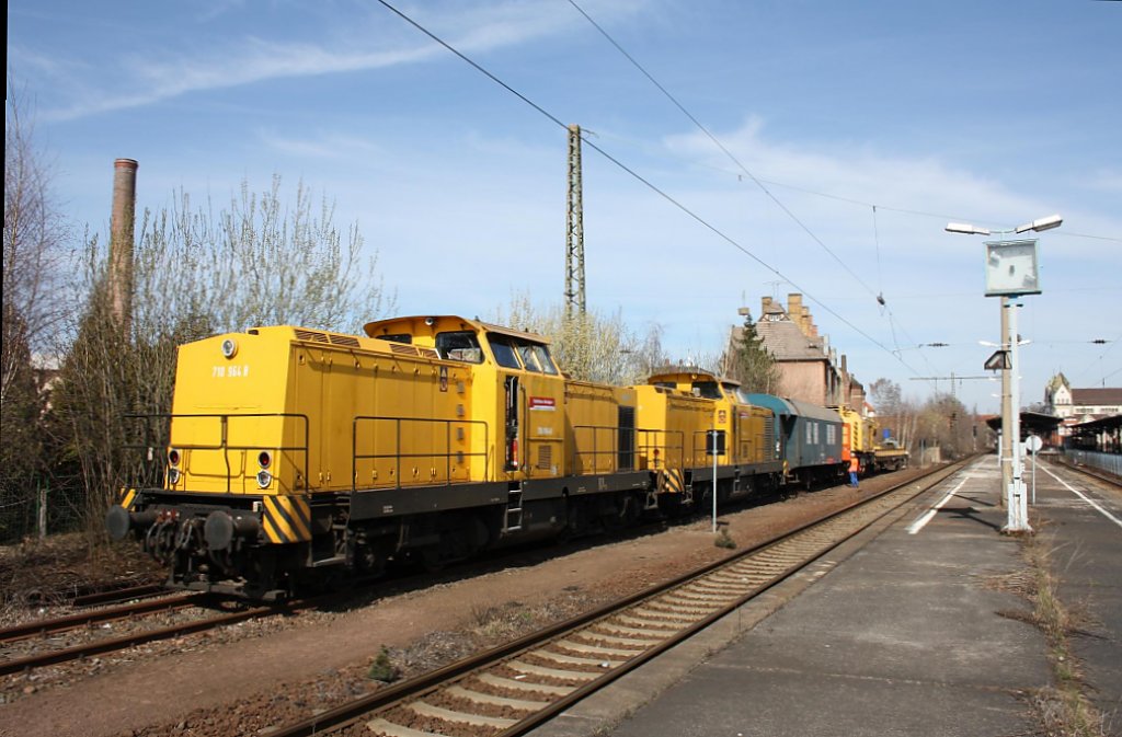 710 964-8 & 710 968-9 in Leipzig Plagwitz mit einem Kirow Kran 23.03.2011