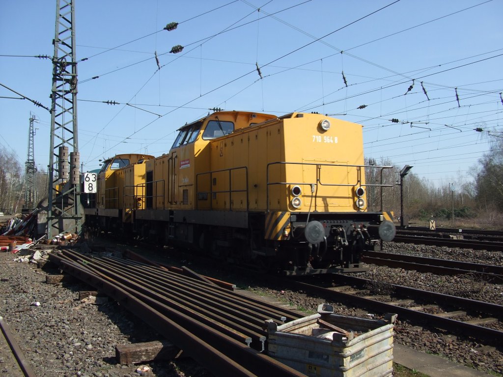 710 964-8 mit 710 968-9 ziehen einen Bauzug in Richtung Minden.
Der Zug kam wahrscheinlich von der Baustelle zwischen Helmstedt und Frellstedt. 
Das Bild wurde von einem Parkplatz aus gemacht. 02.04.2011.