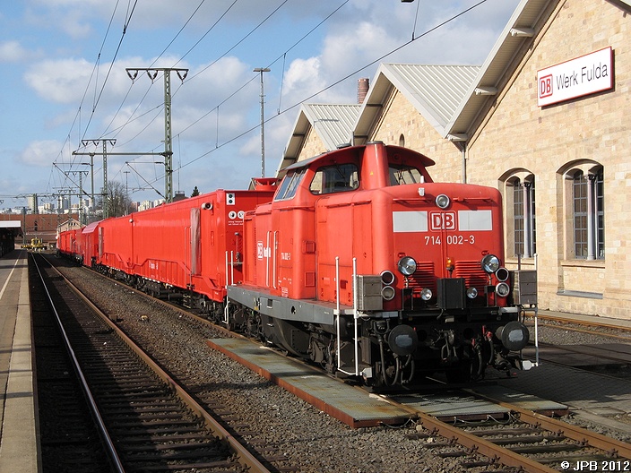 714 002-3 mit Rettungszug vor dem DB Werk in Fulda am 07.03.2009