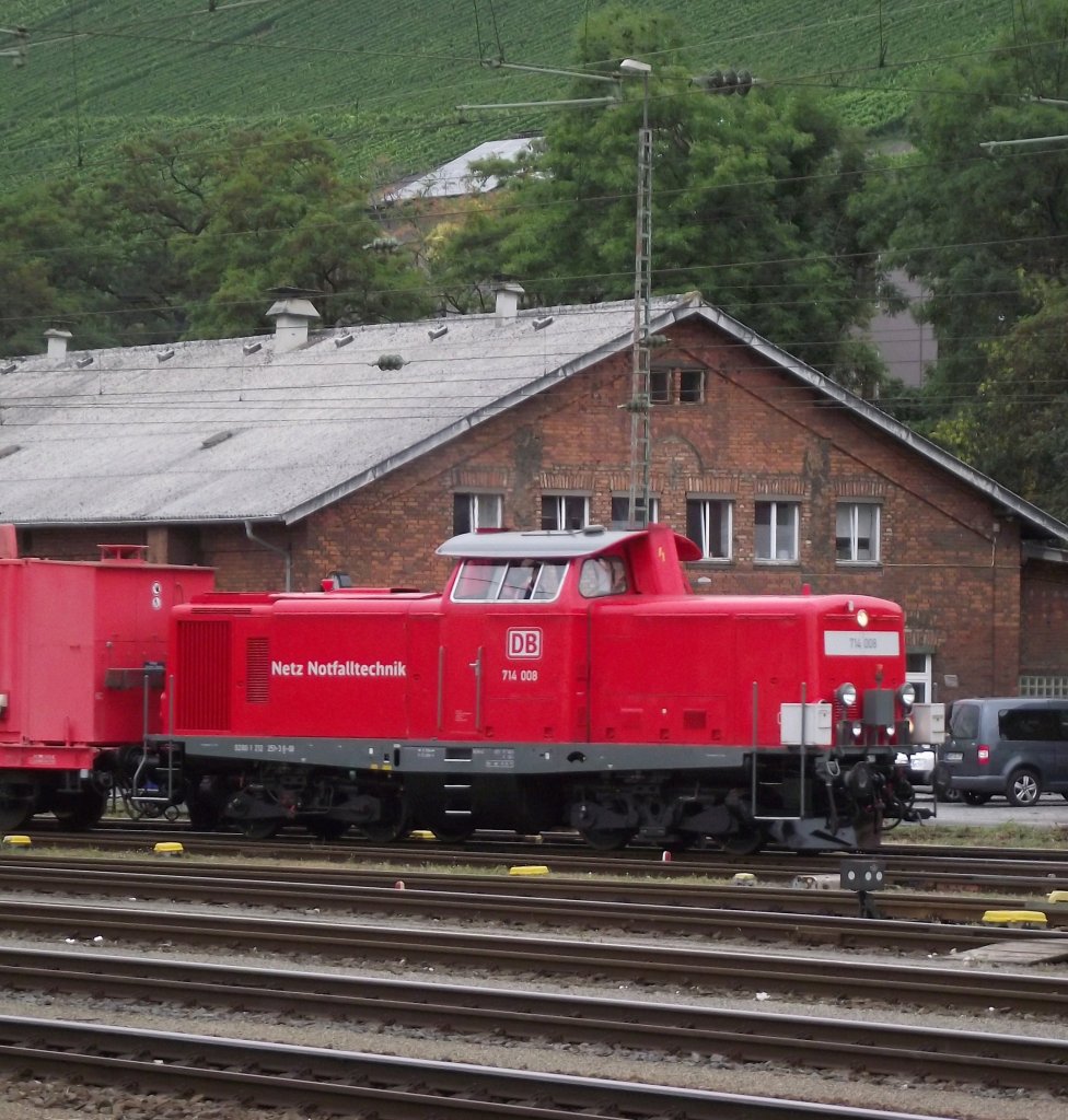 714 008 der DB Netz Notfalltechnik rangiert am 30. August 2011 mit einem Tunnelrettungszug im Wrzburger Hbf.