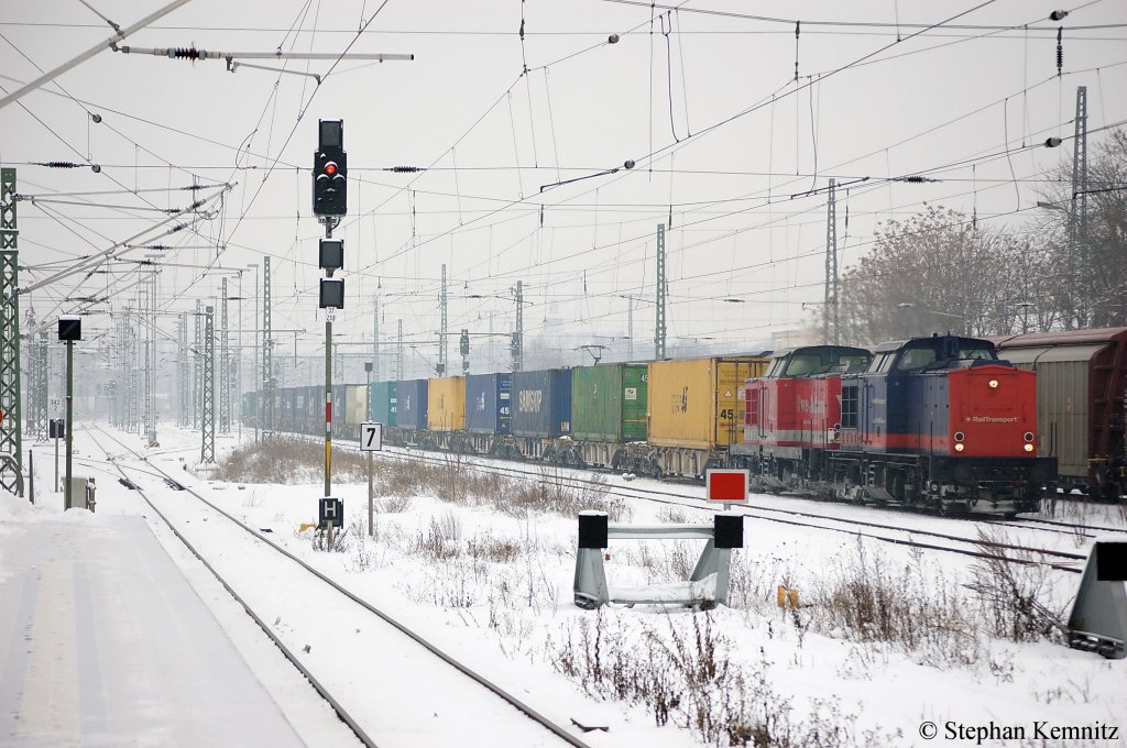 745 701-3 von der tschechischen RailTransport ex DR 112 260-5 und die Adam 22  Spike  (202 241-6) ex DR 112 241-5 mit einem Containerzug in Magdeburg in Richtung Magdeburg-Neustadt. 22.12.2010