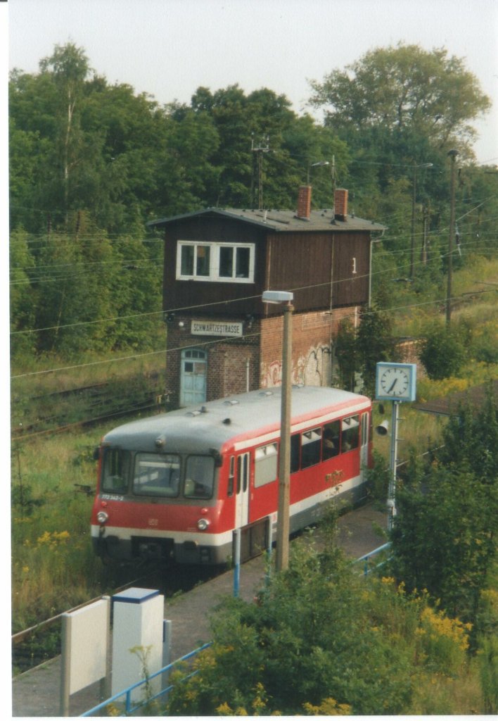772 342 - Hp  Schwartzestrasse  in Leipzig - 2002 auf dem Weg nach Gaschwitz. Der Haltepunkt und das Stellwerk existieren nicht mehr, beides ist einer Streckenmodernisierung zum Opfer gefallen. Einzig das  Ferkeltaxi  hat überlebt.