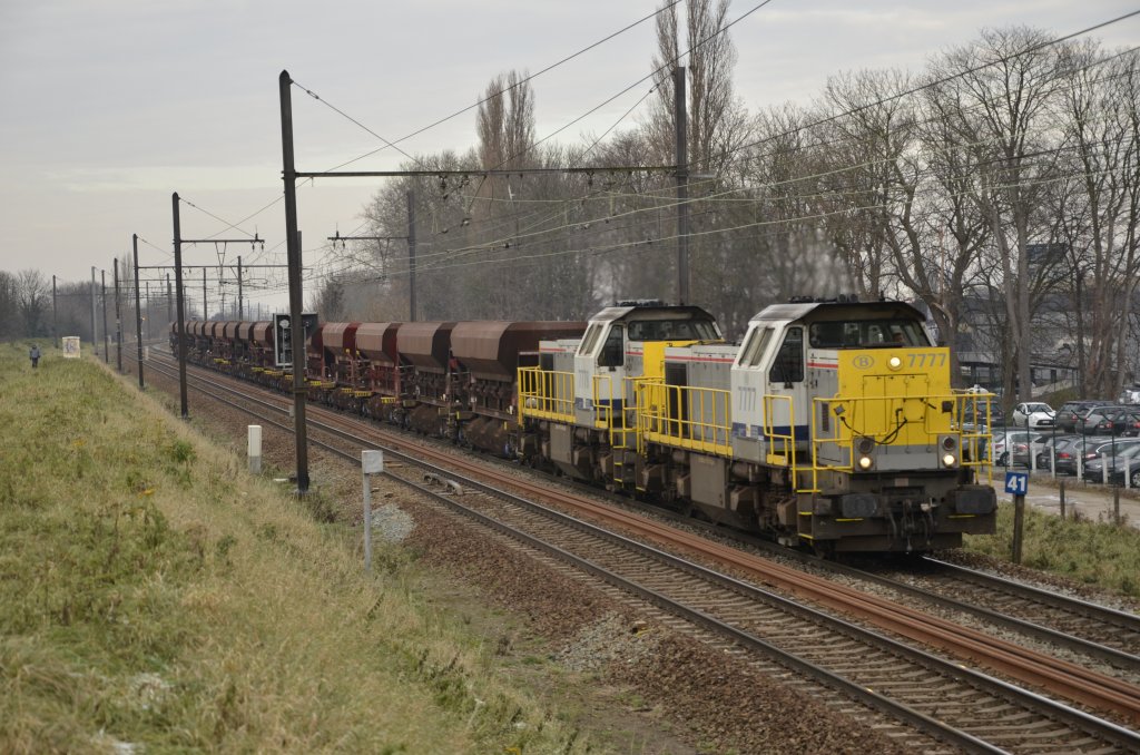 7777+77xx mit einem leeren Infrabel-Schotterzug in Mortsel. Aufgenommen am 13.12.2012