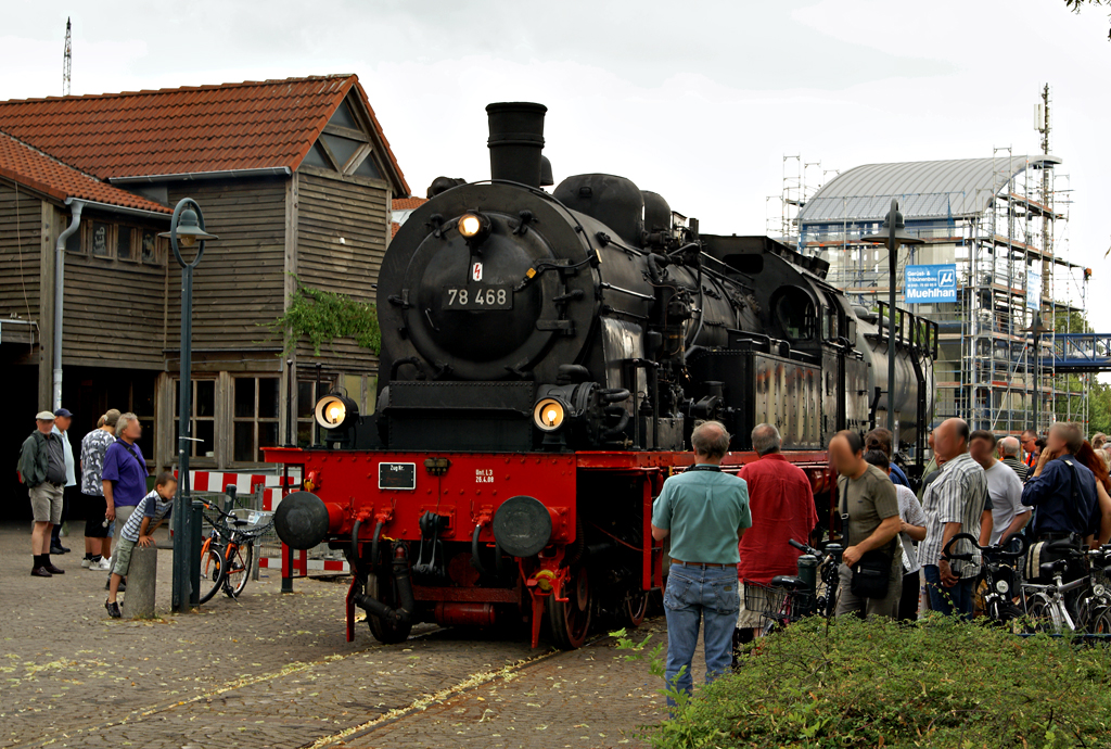 78 468 machte am 17.07.2010 auf der berfhrungsfahrt zum Plandampf nach Niebll Station in Tornesch.