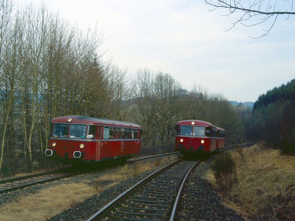 796 802 und 796 690 (mit 996 299) bei einer simulierten Parallelfahrt in der Nhe von Wenholthausen am 08.02.1998. Praktisch war eine solche Fahrt zu diesem Zeitpunkt nicht mehr mglich. Das linke Gleis nach Eslohe war nur bis zur Wennebrcke berhaupt noch befahrbar und die parallele Fhrung von Wenholthausen her fehlte schon lngst.