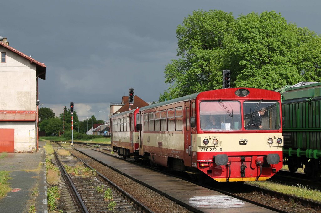 810 222-0 und eine Beiwagen mit Os 24817 Okřky-Znojmo auf Bahnhof Okřky am 21-5-2013.