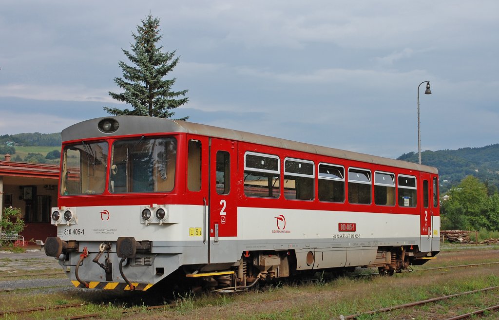 810 405-1 vor Einsatz als Os 6104 Banská Štiavnica/Schemnitz (08:53) – Hronská Dúbrava/Knotenbahnhof (09:23); 11.08.2012 – Laut Fahrplanentwurf von Verkehrsministerium soll die Strecke nach Bergbau- und Welterbestadt seit Dezember 2012 stillgelegt werden...