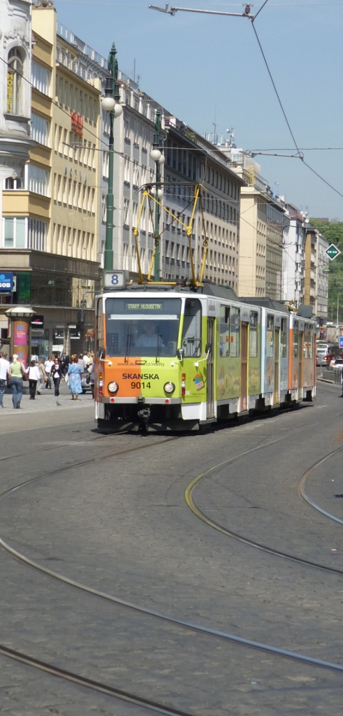 9014 ist mit Vollwerbung ausgestattet und erreicht gleich den Platz der Republik ('Nměst Republiky'). Prag, 2010-04-29. 