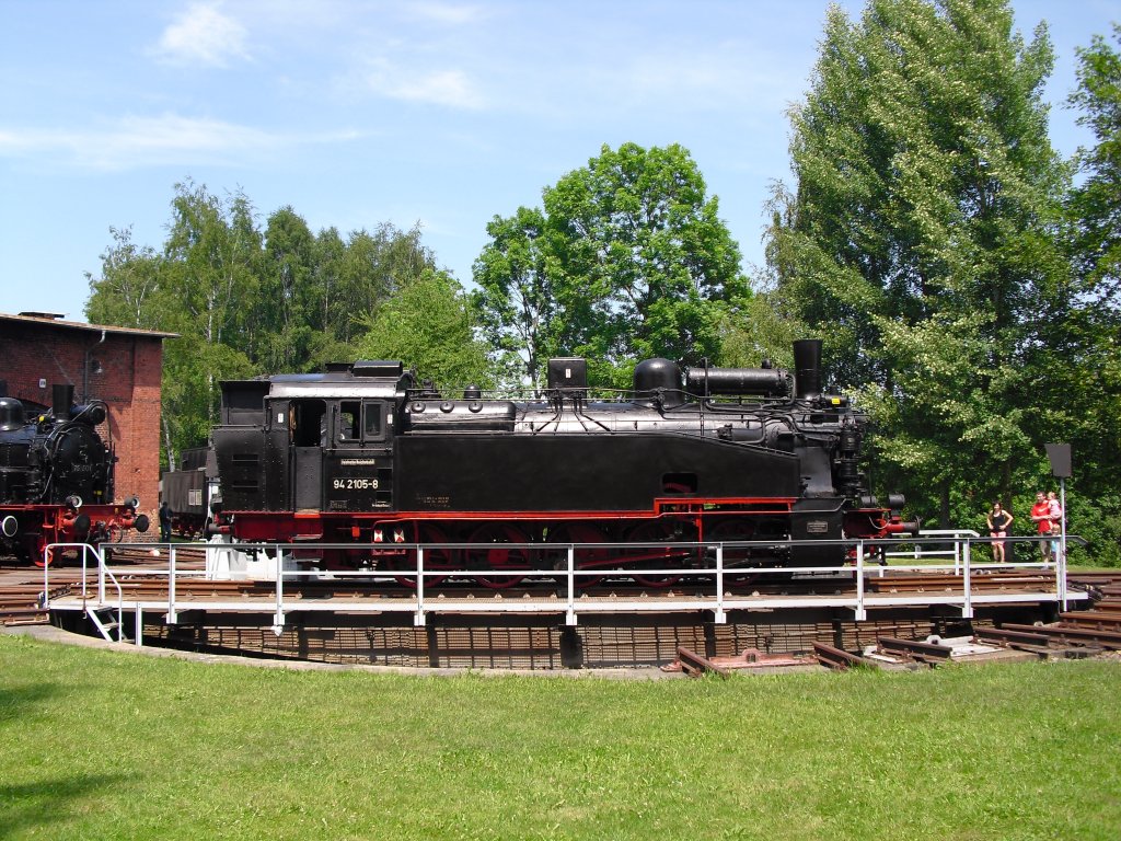 94 2105-8 ist hier auf der Drehscheibe beim Eisenbahnfest in Schwarzenberg am 06.05.11.