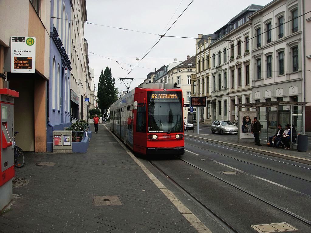 9454  an der Bonner Thomas-Mann-Strae auch schon mit nuer LED Auenanzeige