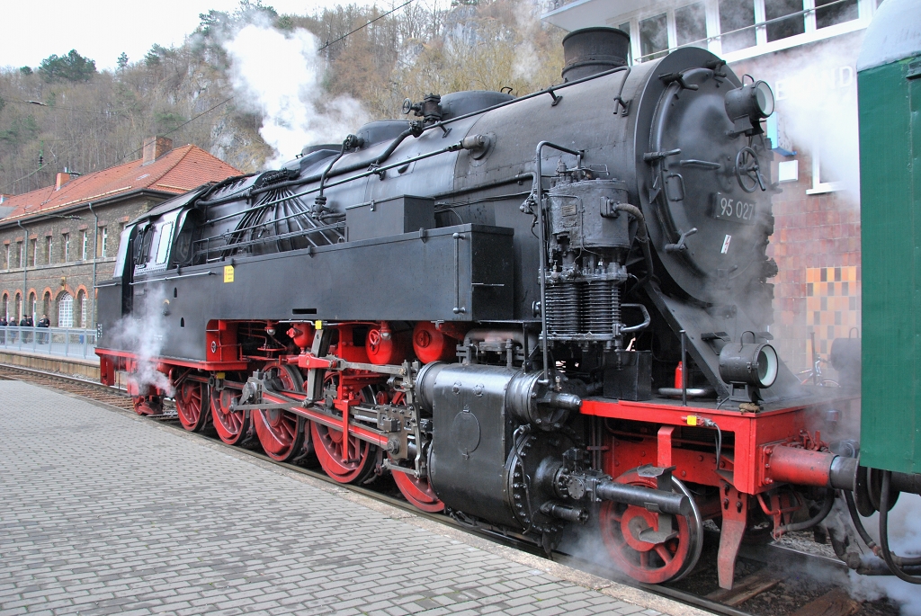 95 027 im Bahnhof von Rbeland, wartend auf die Abfahrt als Winter-Wander-Express nach Blankenburg (25. Februar 2012).