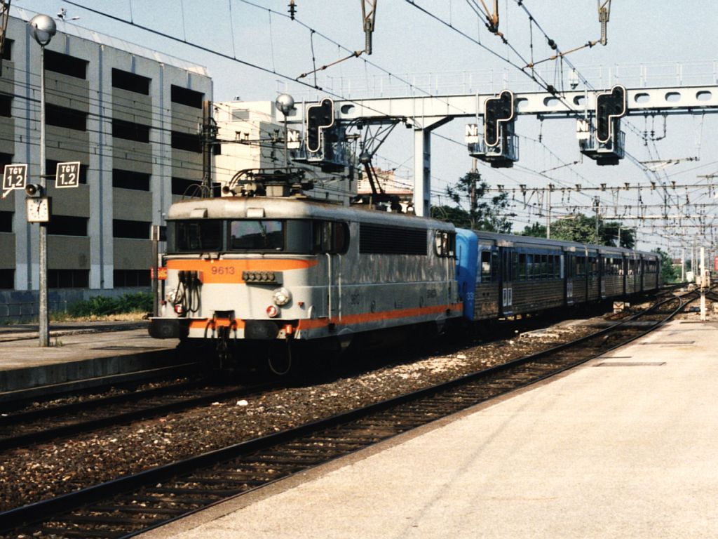 9613 mit Regionalzug Livron-Avignon auf Bahnhof Avignon am 6-6-1996. Bild und scan: Date Jan de Vries. 

