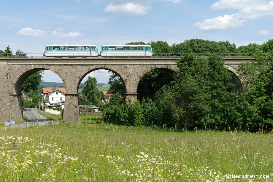 972 502-9 und 772 413-1 am Viadukt in Groschweidnitz aus Niedercunnersdorf am 13.06.2011