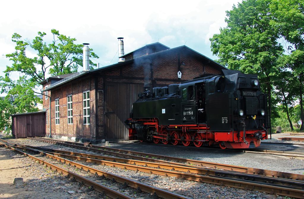 99 1775-8 am Radeburger Heizhaus beim Wasser nehmen, 27.05.2012.