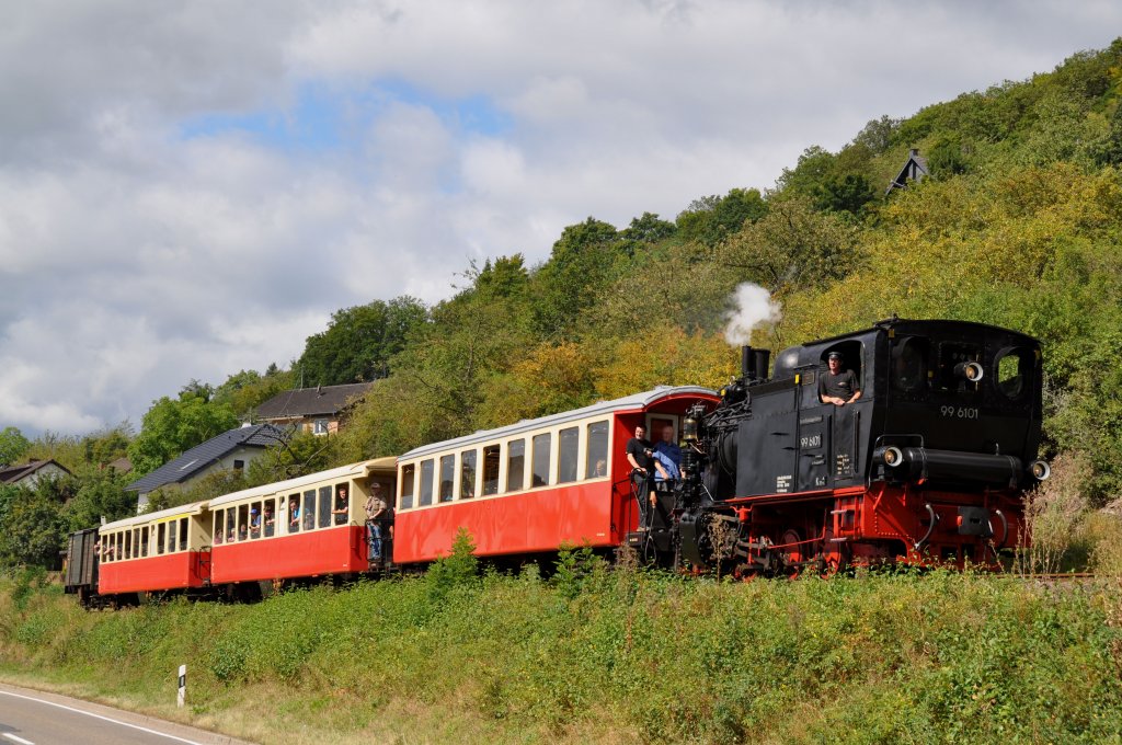 99 6101 der HSB als Gastfahrzeug bei der Brohlatalbahn bei Niederzissen (25.08.2012)
