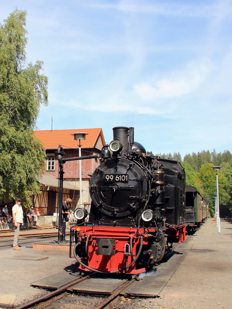 99 6101 wurde am 18. August 2012 fr Sonderfahrten zwischen Bahnhof Gernrode und Alexisbad gemeinsam mit der Malletdampflok 105 (Museumsbahn Blonay-Chamby) eingesetzt