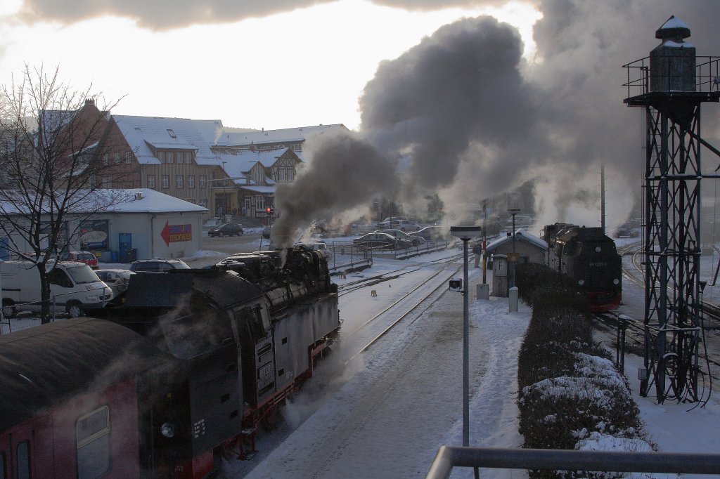 99 7237 mit P8937 zum Brocken, abfahrbereit am 25.01.2013 im Bahnhof Wernigerode. Die Aufnahme entstand von der Aussichtsplattform am Bw aus.
