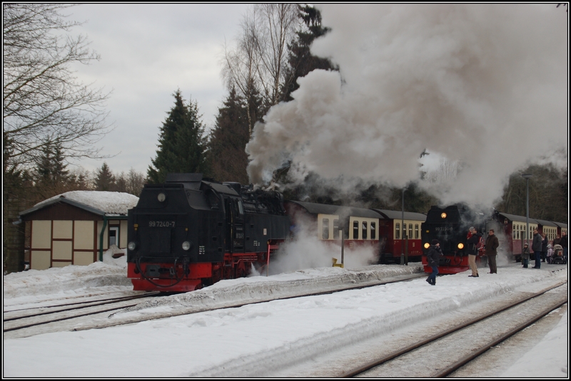 99 7240-7 der Harzer Schmalspurbahnen fuhr mit ihren Waggons als Zug 8904 den Bahnhof Drei Annen Hohne heraus in Richtung Wernigerode; rechts 99 7234-0 (25. Februar 2010).