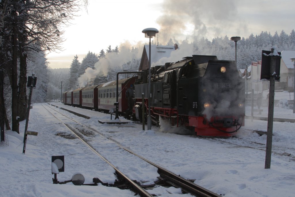 99 7245 mit dem Sonderzug  Quedlinburger Brockenexpress  am spten Nachmittag des 26.01.2013 auf Gleis 2 im Bahnhof Drei Annen Hohne. Nach letztmaligem Wasserfassen geht es dann dem heutigen Endziel, Wernigerode, entgegen!