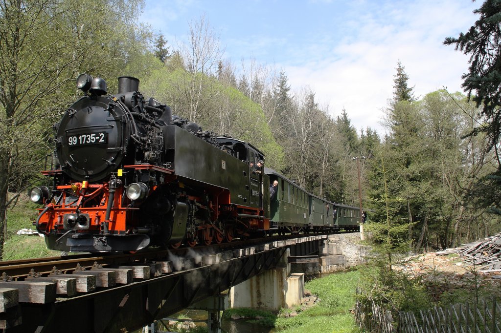 99 735 passiert die Brcke vor dem Bahnhof Schlssel. (22.05.2010)