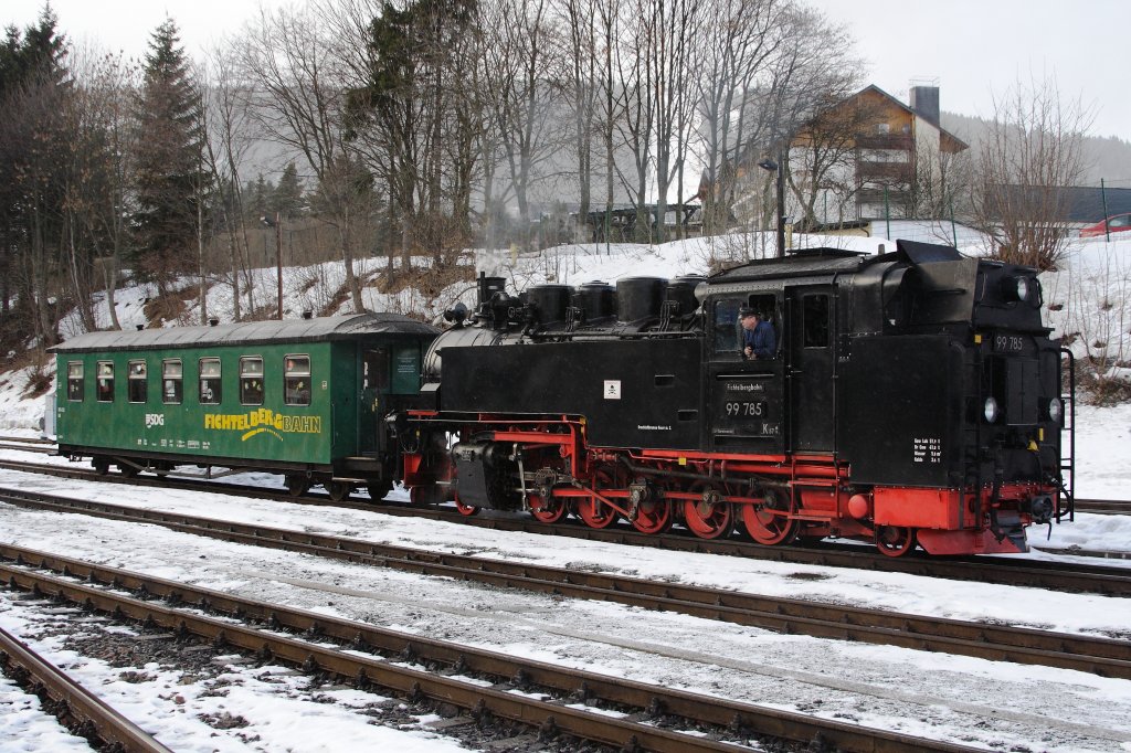 99 785 am 30.12.2012 bei Rangierarbeiten im Bahnhof Oberwiesenthal.