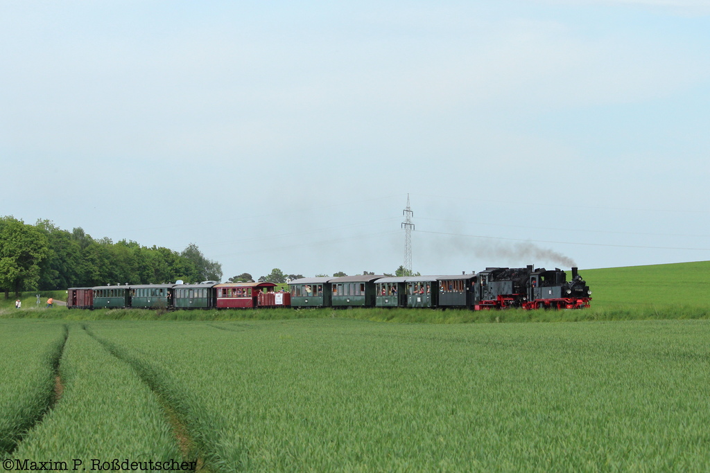 99 788 und 99 608 kurz vor Warthausen. chsle Schmalspurbahn am 19.5.2012.