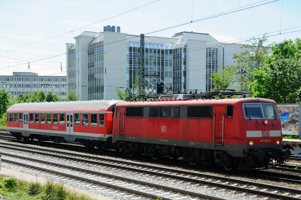 A  longs vehicle . Krzer geht eine RB sicher nicht. 111 002-2 mit einem n-Wagen auf dem Weg in den Mnchner Hbf. (Heimeranplatz, 11.05.2012)