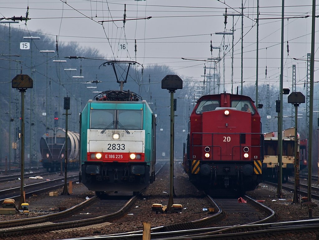 Aachen West am 21.02.2011. Auf Gleis 16 steht Cobra 186 225 (2833) und auf Gleis 17 203 122-7. Sie fuhr frher fr PBSV als Lok Nr.20, heute ist sie fr BBL Logistik als Lok Nr.09 unterwegs.