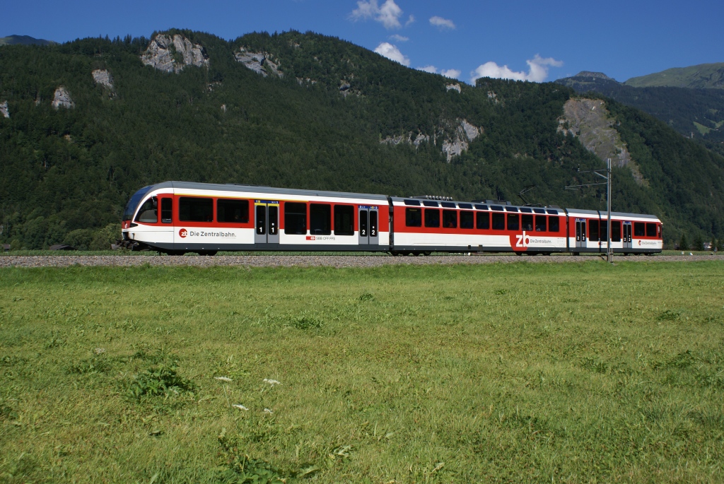 ABe 130 010-2 lsst am 9.8.10 als Regionalzug nach Interlaken Ost Meiringen hinter sich zurck.