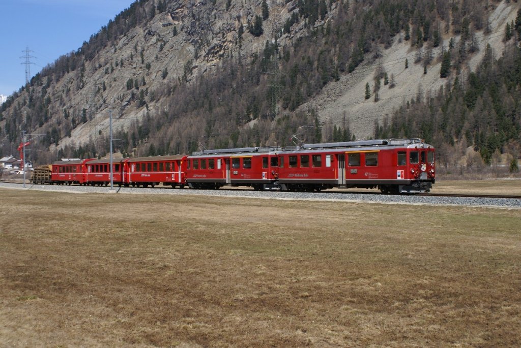 ABe 4/4 II 47 und ABe 4/4 II 44 fahren am 29.4.10 mit einem Regionalzug von Surovas Richtung Morteratsch.