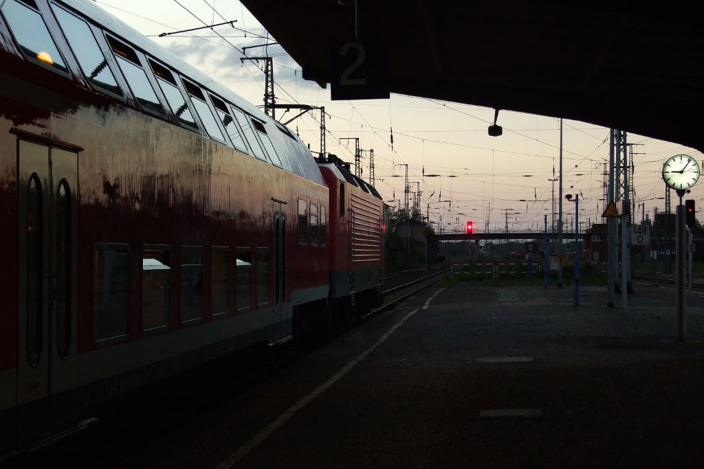 Abendstimmung.
RB 17886 steht in Falkenberg (Elster) bereit, um via Wittenberg und Dessau nach Leipzig zu fahren. Rechts wurde im Bahnhof gerade die Hintergrund-Beleuchtung fr die Uhr angeschaltet.
Falkenberg, der 21.5.13