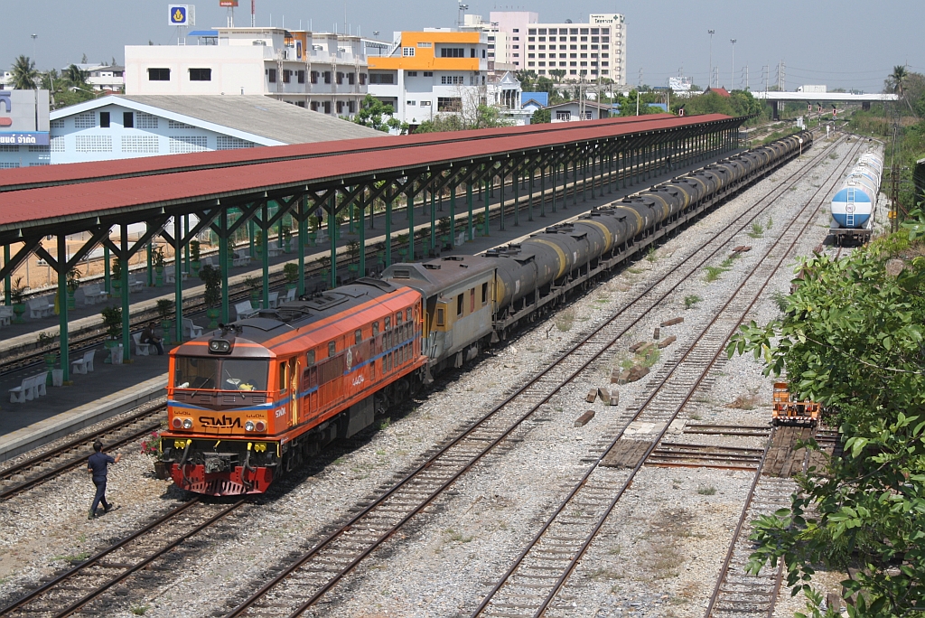 ADD 4404 (Co'Co', de, Alsthom, Bj.1985) vor einem Kesselwagenzug am 15.Mai 2012 im Bf. Chachoengsao.

