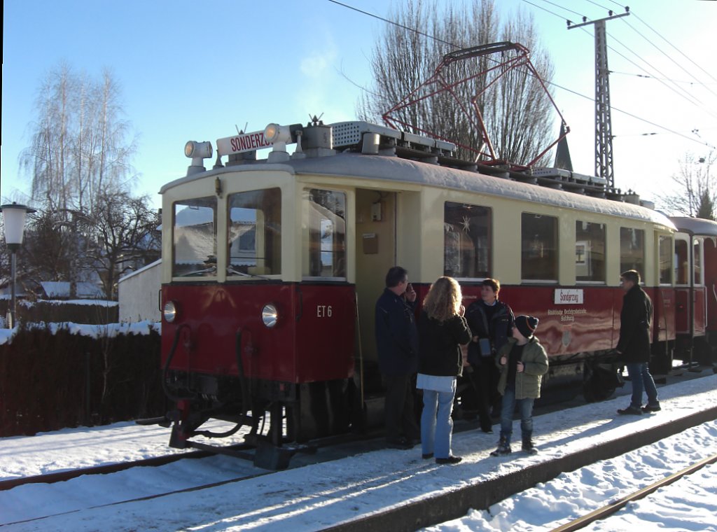 Advents-Sonderzug auf der Salzburger Lokalbahn am 19. Dezember 2010.
Beim Zwischenhalt in Oberndorf gnnt sich das Zugpersonal eine kleine
Pause.